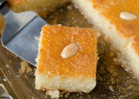 طريقة عمل بسبوسة بالزبادي