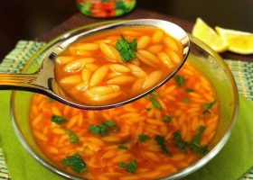 طريقة عمل شوربة الطماطم مع لسان العصفور