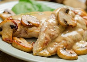 طريقة عمل دجاج بصلصة الفطر والكريمة