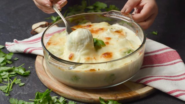 طريقة عمل صينية كرات البطاطس بالدجاج وصلصة البشاميل