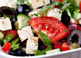 طريقة عمل سلطة يونانية بالجبن والزيتون