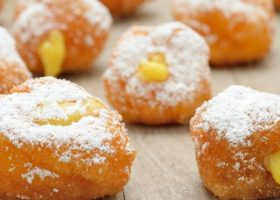 طريقة عمل كرات الدونات المحشية بالكاسترد