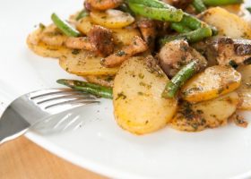 طريقة عمل بطاطس محمرة مع الفاصوليا الخضراء والأعشاب