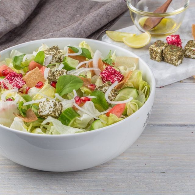 طريقة عمل سلطة الخضار بالجبن