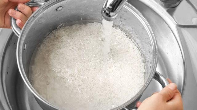 هل يجب غسل الأرز قبل طبخه؟