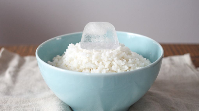 اهمية وضع قطعة من الثلج على الأرز قبل تسخينه