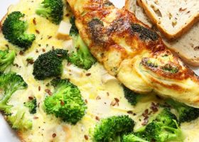 طريقة عمل أومليت بالبروكلي وجبن الفيتا