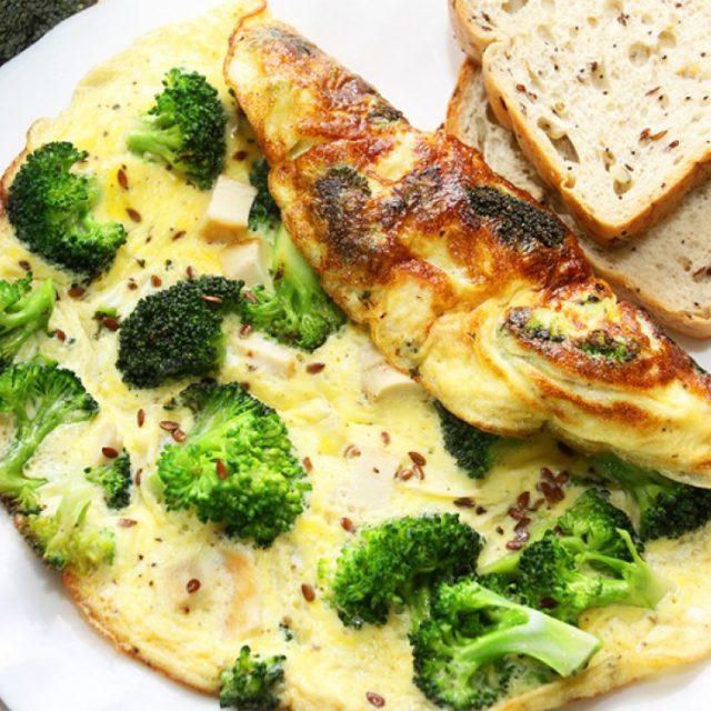 طريقة عمل أومليت بالبروكلي والجبن الفيتا