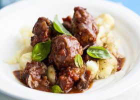 طريقة عمل كرات اللحم مع الصلصة الحمراء والبطاطس