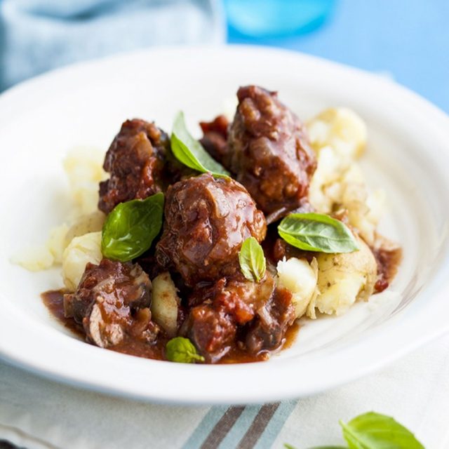 طريقة عمل كرات اللحم مع الصلصة الحمراء والبطاطس