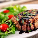 طريقة عمل ستيك مع صوص البلسمك والماسترد