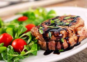 طريقة عمل ستيك مع صوص البلسمك والماسترد