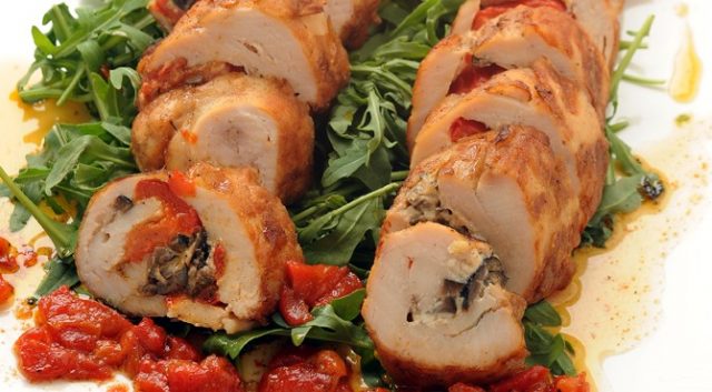 طريقة عمل لفائف الدجاج بالخضراوات والجبن