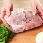 طريقة تذويب اللحم المجمد والخضار بسرعة