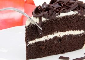 طريقة عمل كيكة الشوكولاتة المحشوة بالكريمة