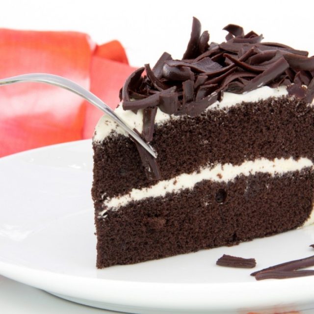 طريقة عمل كيكة الشوكولاتة المحشوة بالكريمة