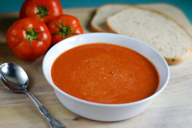 طريقة عمل شوربة الطماطم باللحم المفروم