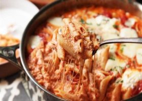 طريقة عمل مكرونة بالفرن بالطماطم والجبن الموزريلا