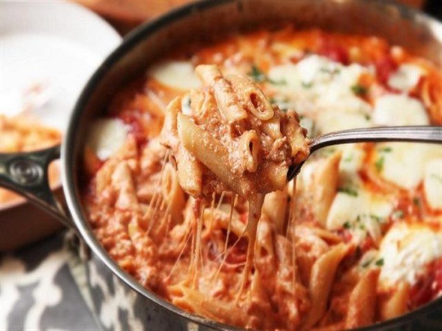 طريقة عمل مكرونة بالفرن بالطماطم والجبن الموزريلا