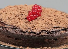 طريقة عمل كيكة الشوكولاته بالفليك والمكسرات