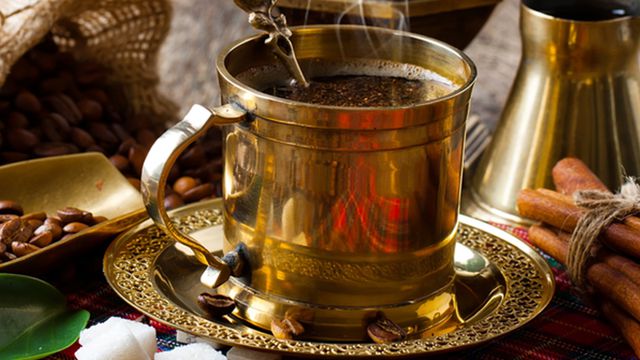 طريقة عمل القهوة العربية بالهيل والزعفران