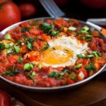 طريقة عمل بيض بالبسطرمة والطماطم