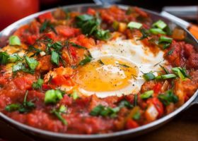 طريقة عمل بيض بالبسطرمة والطماطم