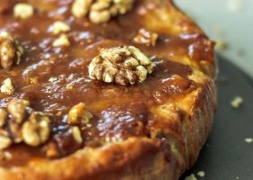 طريقة عمل كيك الموز بالتفاح مع صوص الكراميل