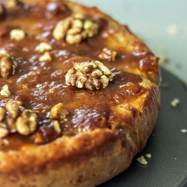 طريقة عمل كيك الموز بالتفاح مع صوص الكراميل