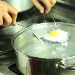 طريقة سلق البيض بدون قشر