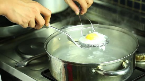 طريقة سلق البيض بدون قشر