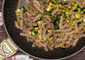 طريقة عمل مكرونة بالكوسا