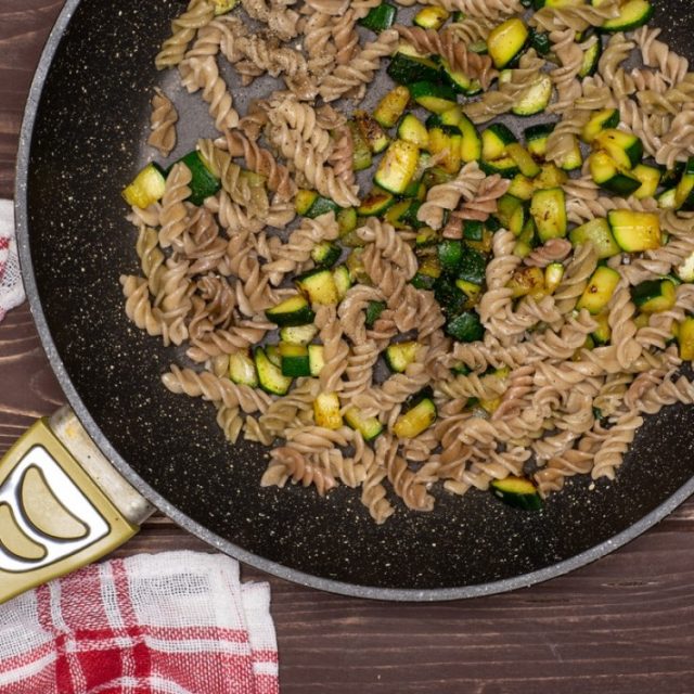 طريقة عمل مكرونة بالكوسا