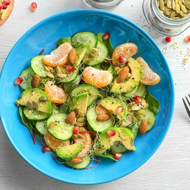 طريقة عمل سلطة الأفوكادو بالمندرين