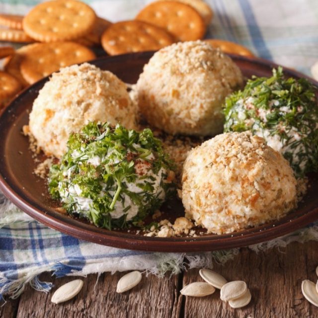 طريقة عمل كرات الجبن بالجوز