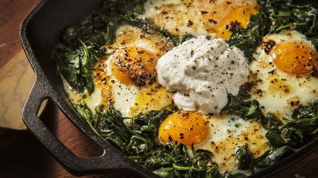 طريقة عمل بيض بالسبانخ