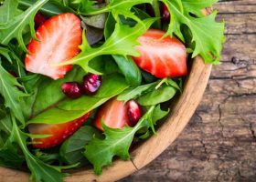 طريقة عمل سلطة الجرجير والفراولة والرمان