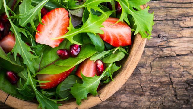 طريقة عمل سلطة الجرجير والفراولة والرمان