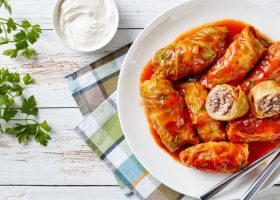 طريقة عمل محشي كرنب بالطماطم