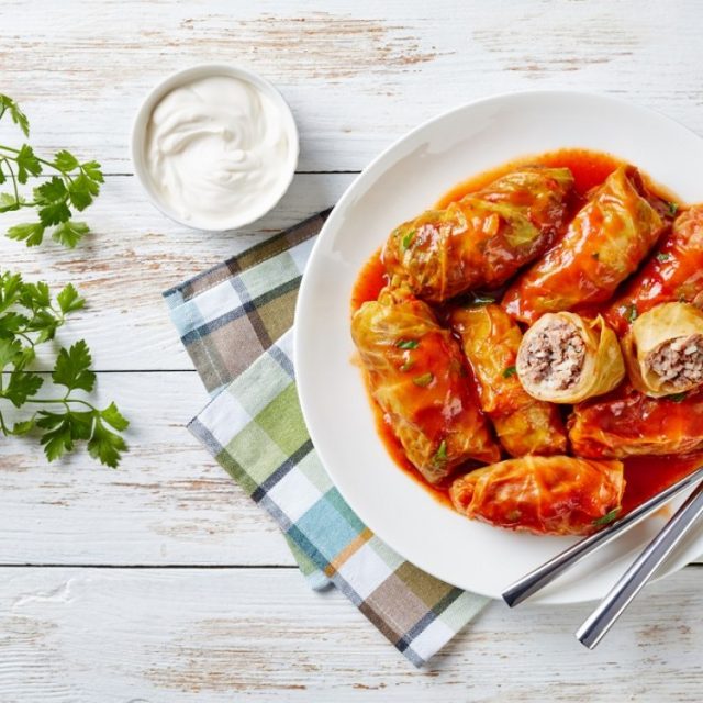 طريقة عمل محشي كرنب بالطماطم