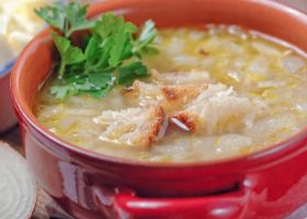 طريقة عمل شوربة البصل والحليب