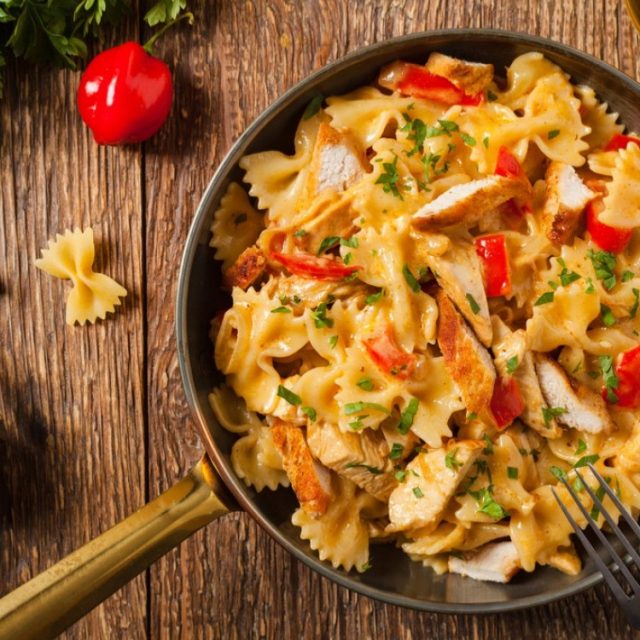 طريقة عمل مكرونة بولينيز بالدجاج