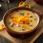طريقة عمل شوربة القرنبيط بجبن الشيدر