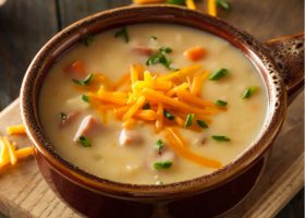 طريقة عمل شوربة القرنبيط بجبن الشيدر