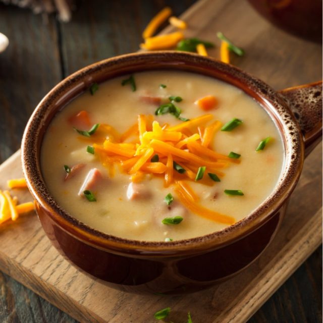 طريقة عمل شوربة القرنبيط بجبن الشيدر