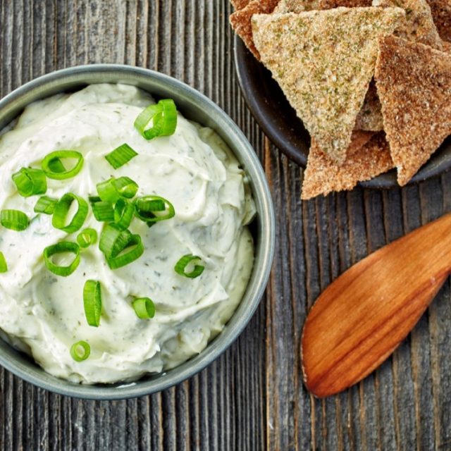 طريقة عمل تغميسة الجبن الكريمي