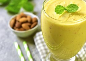 طريقة عمل سموذي الدراق والموز باللوز