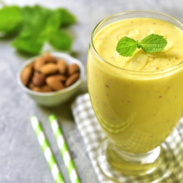 طريقة عمل سموذي الدراق والموز باللوز