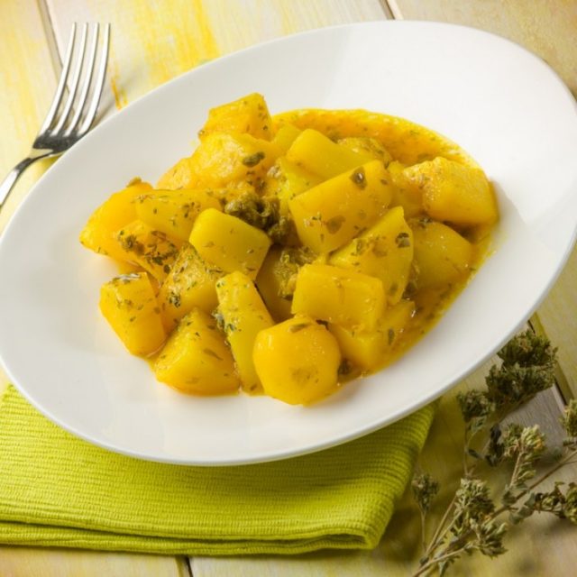 طريقة عمل سلطة البطاطس بالزعفران