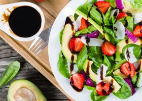 طريقة عمل سلطة السبانخ بالأفوكادو والفراولة